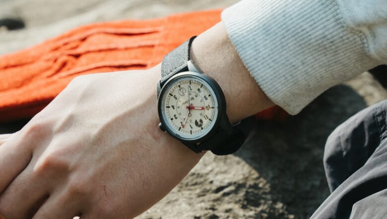 キャプテンスタッグとシチズンQ&Qのダブル50周年モデルが登場。ソーラー仕様で電池交換が不要なリストウォッチはコスパ抜群！