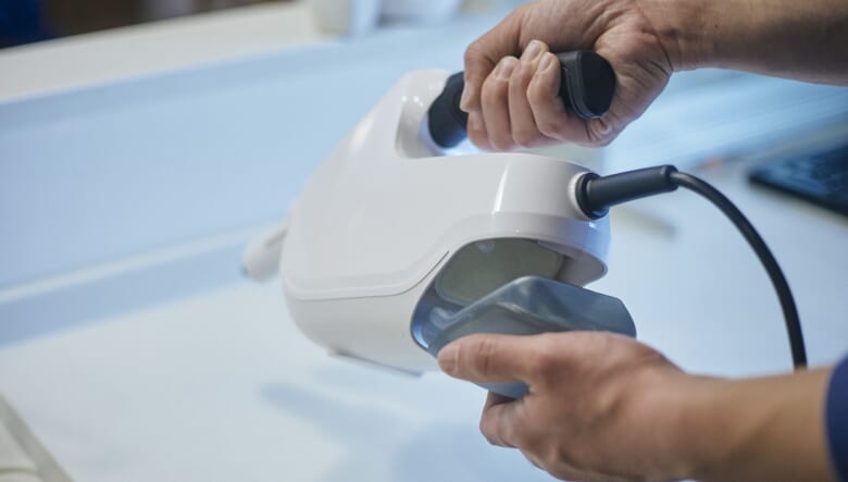 ケルヒャーの大人気ハンディスチーマーがついに正式リリース！　手軽に汚れが落とせる魔法のアイテム。