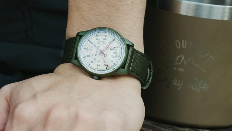 キャプテンスタッグとシチズンQ&Qのダブル50周年モデルが登場。ソーラー仕様で電池交換が不要なリストウォッチはコスパ抜群！