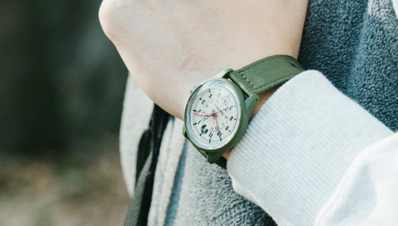 キャプテンスタッグとシチズンQ&Qのダブル50周年モデルが登場。ソーラー仕様で電池交換が不要なリストウォッチはコスパ抜群！