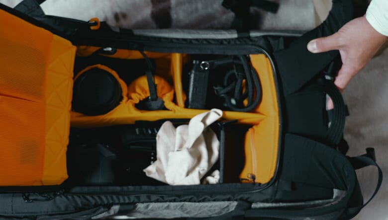 アウトドアに向けた本格カメラバッグがザ・ノース・フェイスから登場。バックカントリーのノウハウが凝縮。