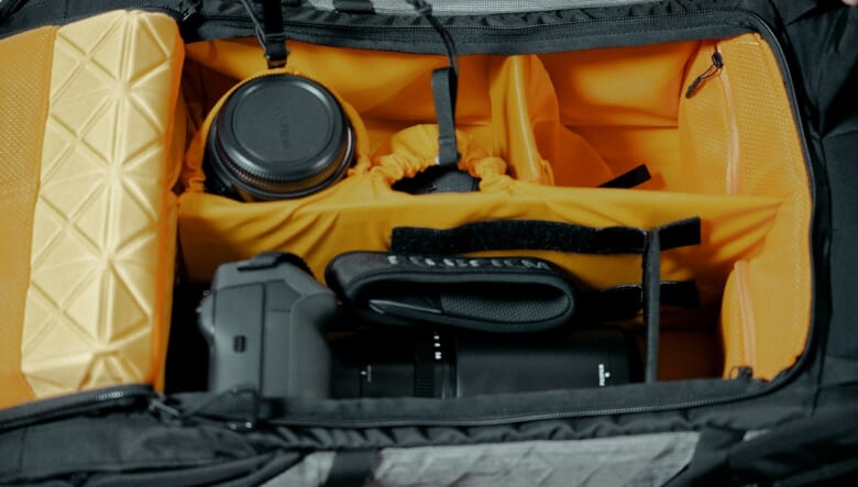 アウトドアに向けた本格カメラバッグがザ・ノース・フェイスから登場。バックカントリーのノウハウが凝縮。