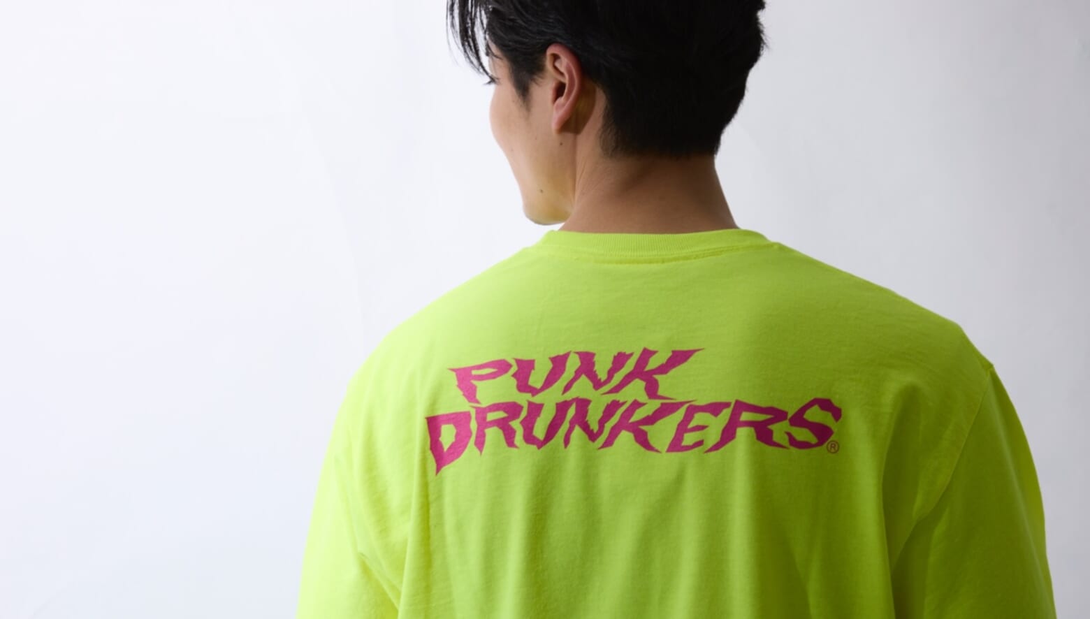 背中で語るポップなデザイン。一枚でコーディネートを決めるバック刺繍 