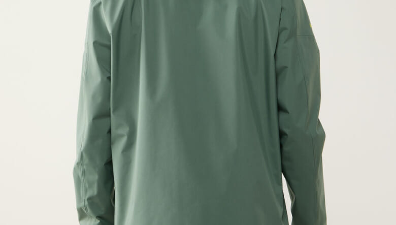 オールマイティに活躍するホグロフスの防水ジャケットに、落ち着きのあるニュアンスカラー２色が仲間入り。