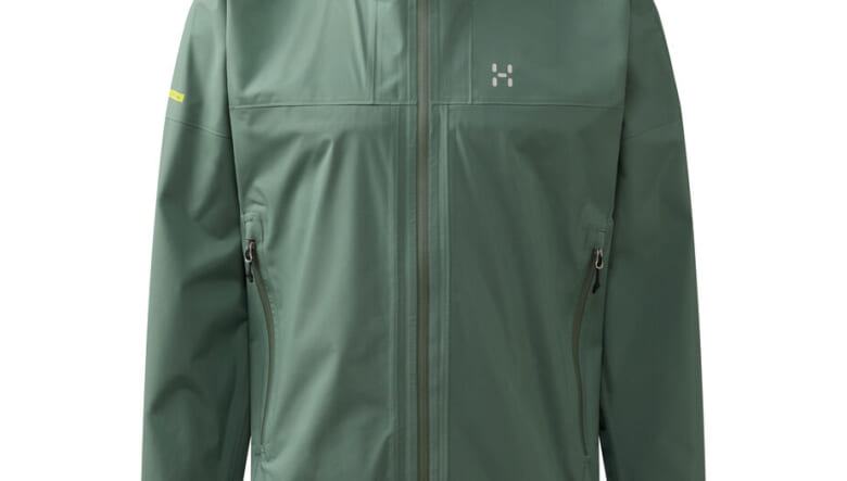 オールマイティに活躍するホグロフスの防水ジャケットに、落ち着きのあるニュアンスカラー２色が仲間入り。