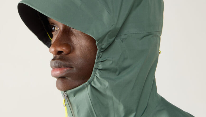 オールマイティに活躍するホグロフスの防水ジャケットに、落ち着きのあるニュアンスカラー２色が仲間入り。