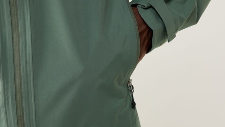 オールマイティに活躍するホグロフスの防水ジャケットに、落ち着きのあるニュアンスカラー２色が仲間入り。