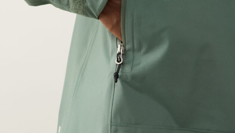 オールマイティに活躍するホグロフスの防水ジャケットに、落ち着きのあるニュアンスカラー２色が仲間入り。