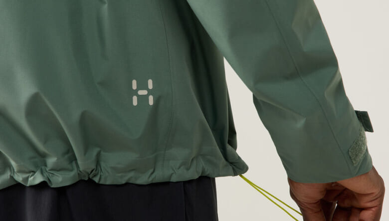 オールマイティに活躍するホグロフスの防水ジャケットに、落ち着きのあるニュアンスカラー２色が仲間入り。