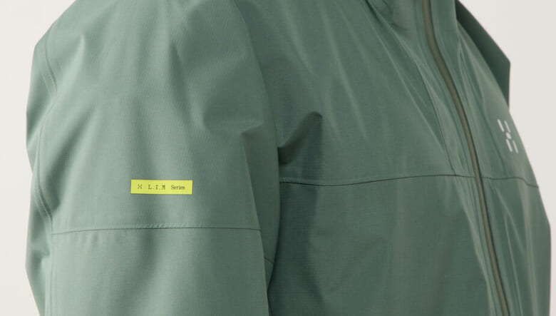 オールマイティに活躍するホグロフスの防水ジャケットに、落ち着きのあるニュアンスカラー２色が仲間入り。