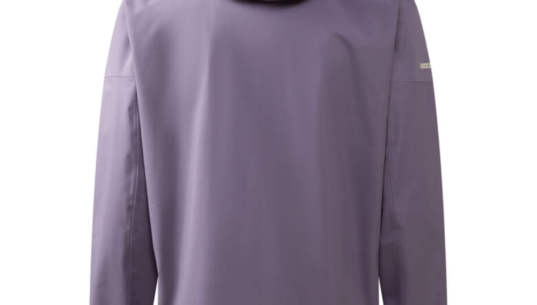 オールマイティに活躍するホグロフスの防水ジャケットに、落ち着きのあるニュアンスカラー２色が仲間入り。