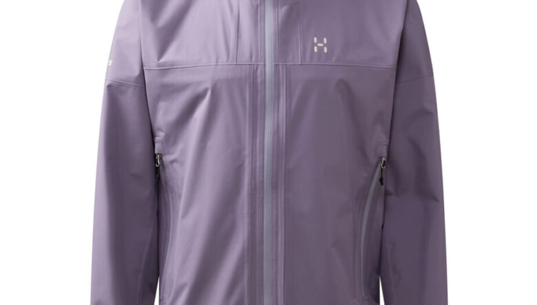 オールマイティに活躍するホグロフスの防水ジャケットに、落ち着きのあるニュアンスカラー２色が仲間入り。