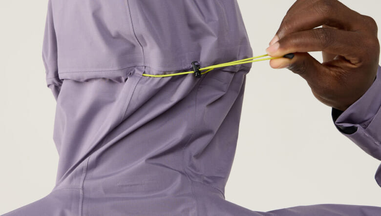 オールマイティに活躍するホグロフスの防水ジャケットに、落ち着きのあるニュアンスカラー２色が仲間入り。