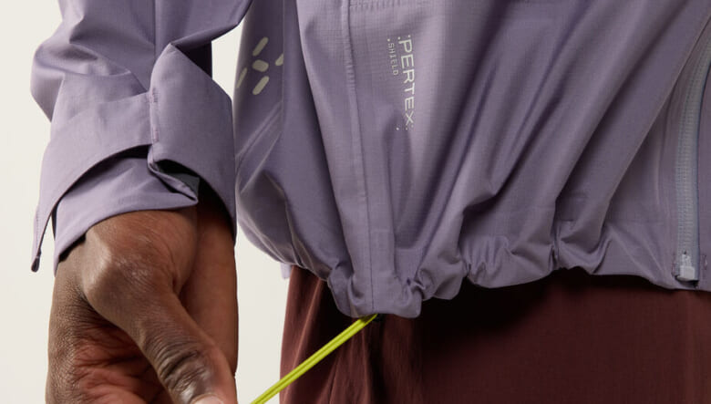 オールマイティに活躍するホグロフスの防水ジャケットに、落ち着きのあるニュアンスカラー２色が仲間入り。