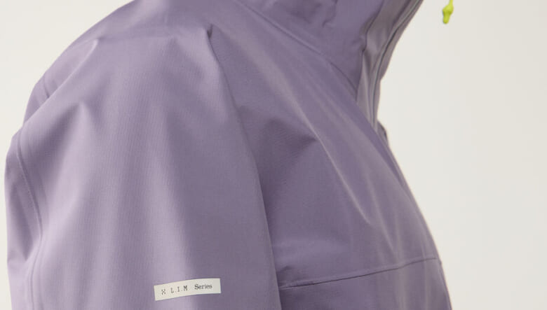 オールマイティに活躍するホグロフスの防水ジャケットに、落ち着きのあるニュアンスカラー２色が仲間入り。