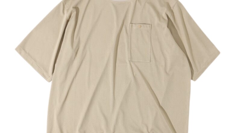 風を通してドライな着心地をキープ。バーラップアウトフィッターが放つメッシュ仕様のトップスが夏を快適に。