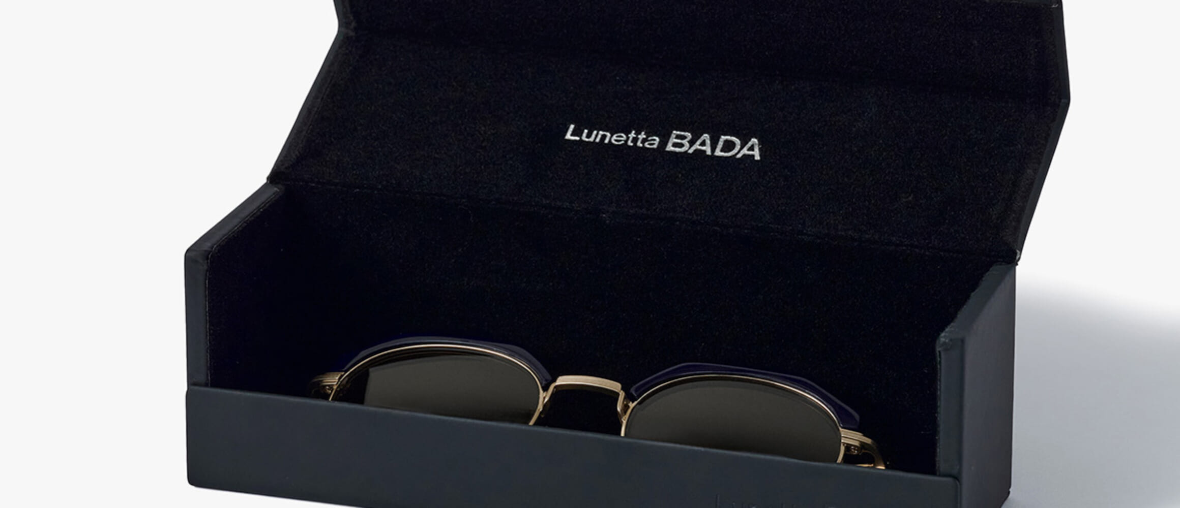 Lunetta BADA × UNTRACEの別注アイウェアは、チタン採用で軽さと耐久性