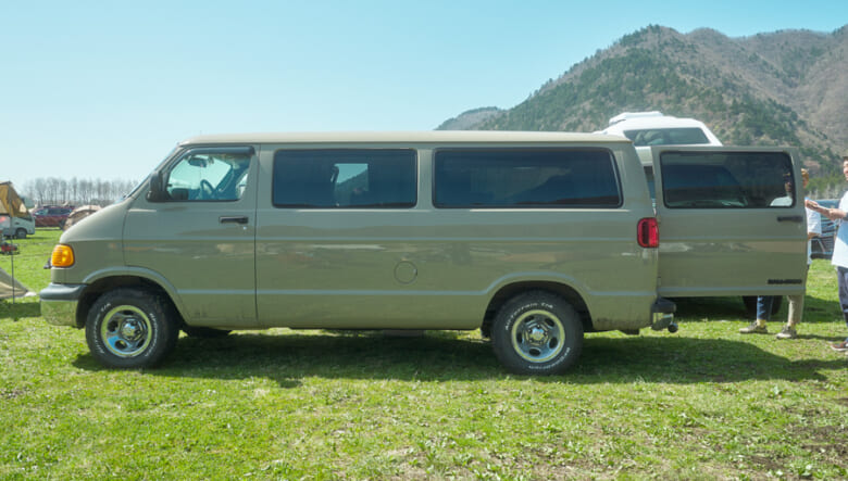 【’00 DODGE RAM VAN】欲しかったサイズのバンで愛犬と一緒に快適車中泊。