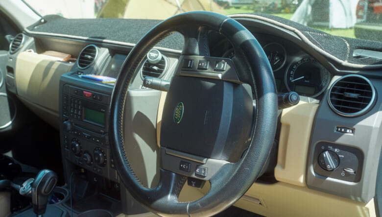 【’06 LAND ROVER DISCOVERY 3】3列シートで色々と便利な、仕事も遊びもこなせるSUV。