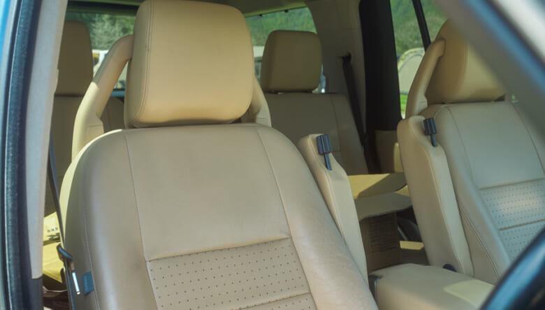 【’06 LAND ROVER DISCOVERY 3】3列シートで色々と便利な、仕事も遊びもこなせるSUV。