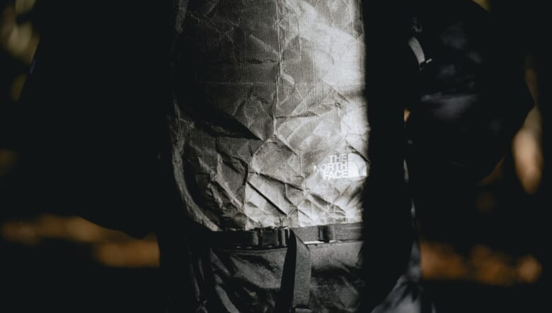 アウトドアに向けた本格カメラバッグがザ・ノース・フェイスから登場。バックカントリーのノウハウが凝縮。