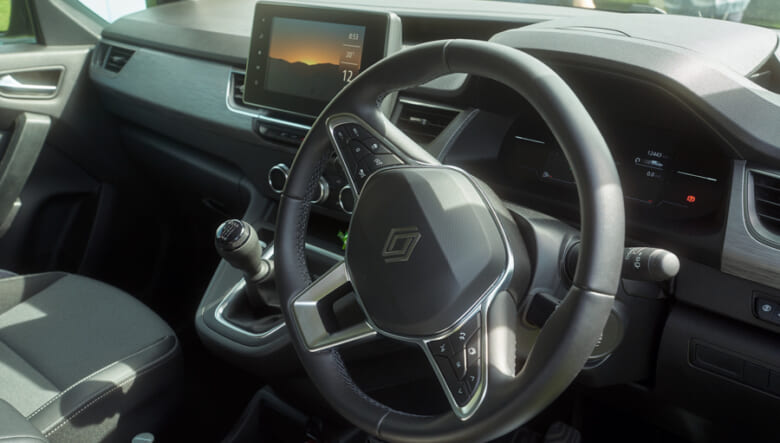 【’25 KANGOO DIESEL MT】フィールドまでの運転も楽しいディーゼルMT車。