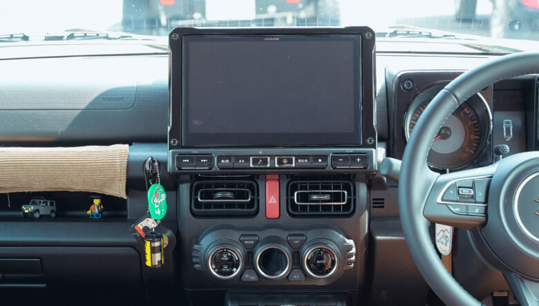 【’25 SUZUKI JIMNY JB64】優しめレトロフェイスで街乗り最適解な1台。