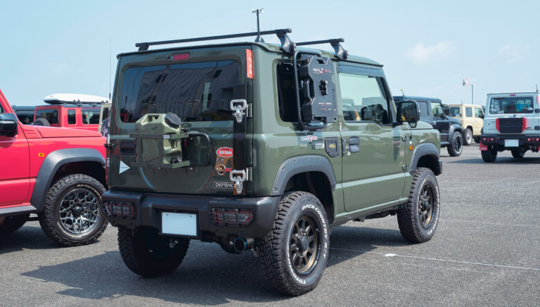 【’24 SUZUKI JIMNY JB64】無骨すぎない塩梅でアウトドア感を演出。