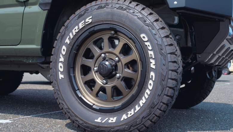 【’24 SUZUKI JIMNY JB64】無骨すぎない塩梅でアウトドア感を演出。