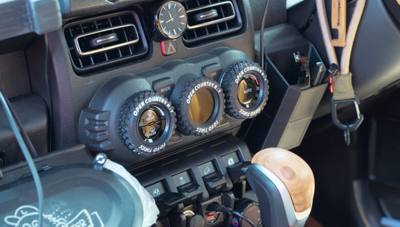 【’24 SUZUKI JIMNY JB64】無骨すぎない塩梅でアウトドア感を演出。