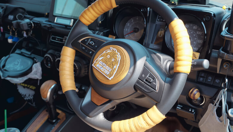 【’24 SUZUKI JIMNY JB64】無骨すぎない塩梅でアウトドア感を演出。