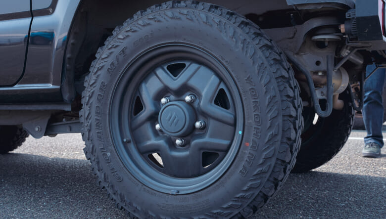 【’22 SUZUKI JIMNY JB64】足回りはそのままに、視覚的にリフトアップ。