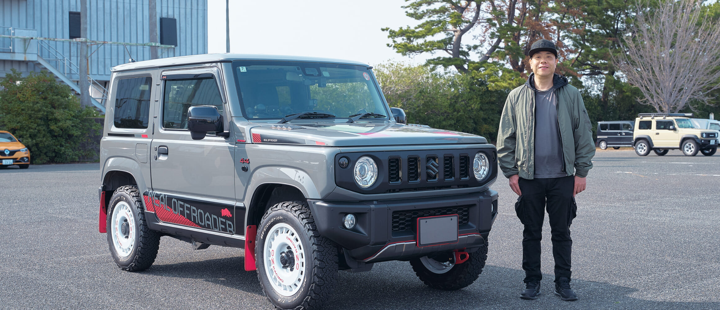 24 SUZUKI JIMNY JB64】グレーに際立つ赤でスポーティムードに。 | GO