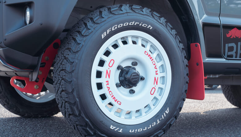 【’24 SUZUKI JIMNY JB64】グレーに際立つ赤でスポーティムードに。