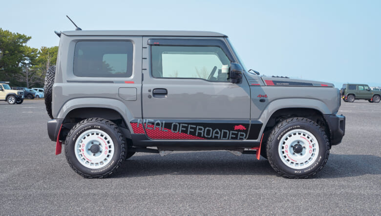 【’24 SUZUKI JIMNY JB64】グレーに際立つ赤でスポーティムードに。