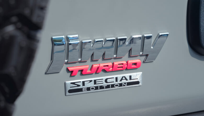 【’24 SUZUKI JIMNY JB64】グレーに際立つ赤でスポーティムードに。