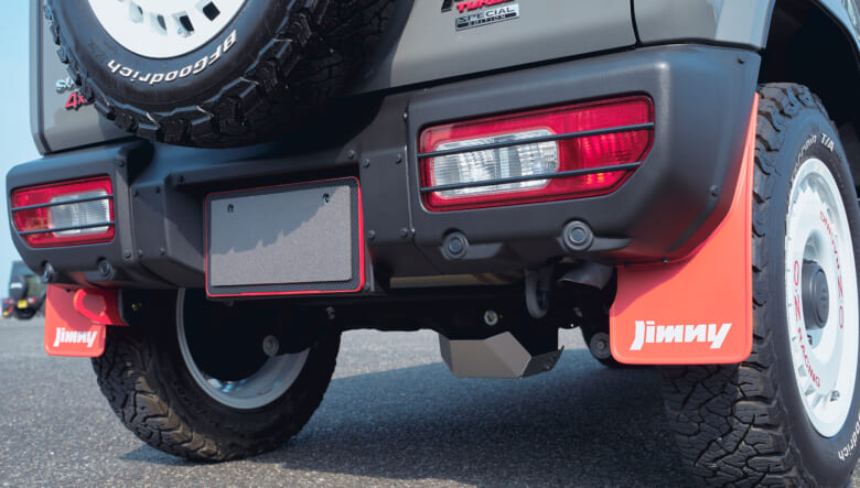 【’24 SUZUKI JIMNY JB64】グレーに際立つ赤でスポーティムードに。