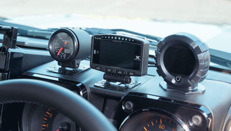 【’24 SUZUKI JIMNY JB64】グレーに際立つ赤でスポーティムードに。