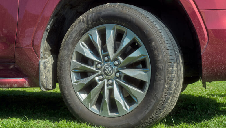 【’22 TOYOTA LAND CRUISER 300】ほかと被らない車体色で王道ながら外し感をプラス。