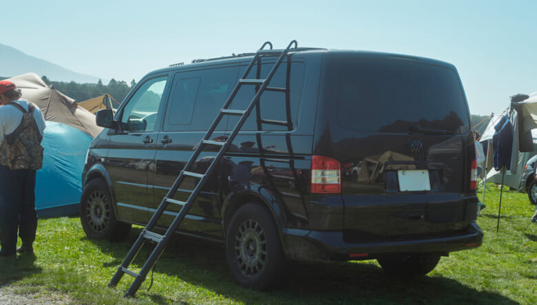 【’07 VOLKSWAGEN T5】バンライフ御用達モデルで家族一緒の外遊びを満喫。