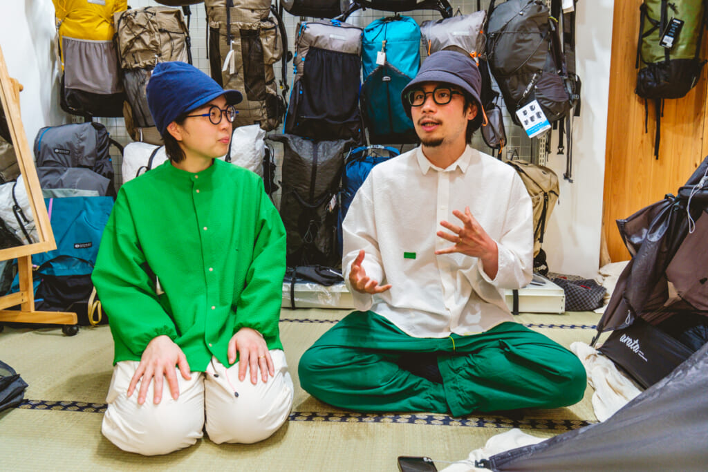伊豆のアウトドアショップ「SANKAKUSTAND（サンカクスタンド）」の店主、もじゃさんとまるさん