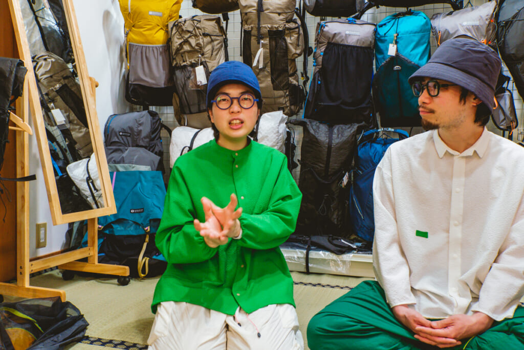 伊豆のアウトドアショップ「SANKAKUSTAND（サンカクスタンド）」の店主、もじゃさんとまるさん
