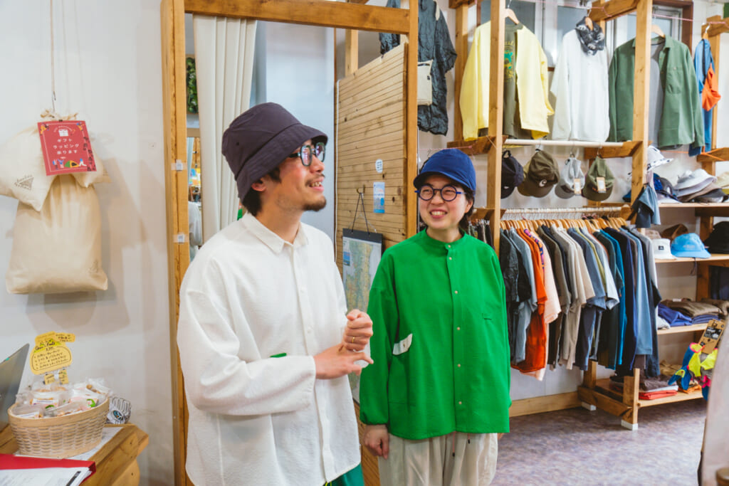 伊豆のアウトドアショップ「SANKAKUSTAND（サンカクスタンド）」の店主、もじゃさんとまるさん