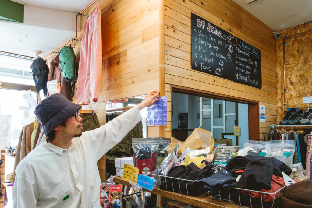 伊豆のアウトドアショップ「SANKAKUSTAND（サンカクスタンド）」の店内