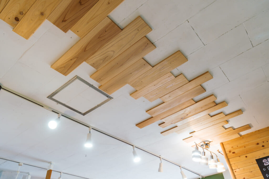 伊豆のアウトドアショップ「SANKAKUSTAND（サンカクスタンド）」の店内