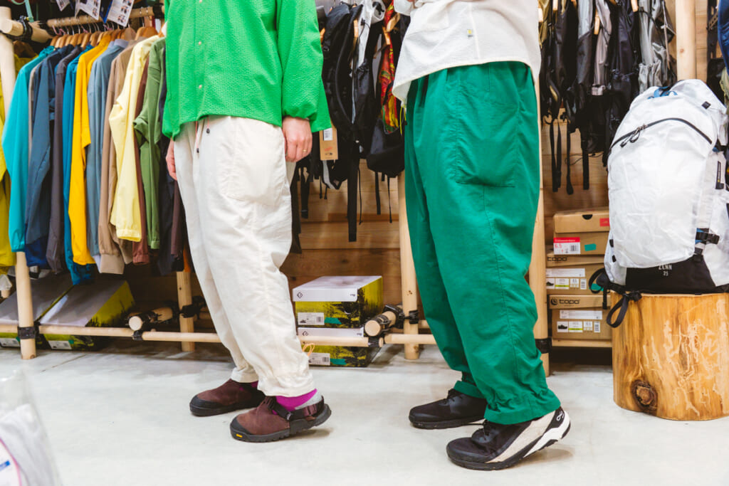 伊豆のアウトドアショップ「SANKAKUSTAND（サンカクスタンド）」のおすすめ商品「オテンバパンツ」