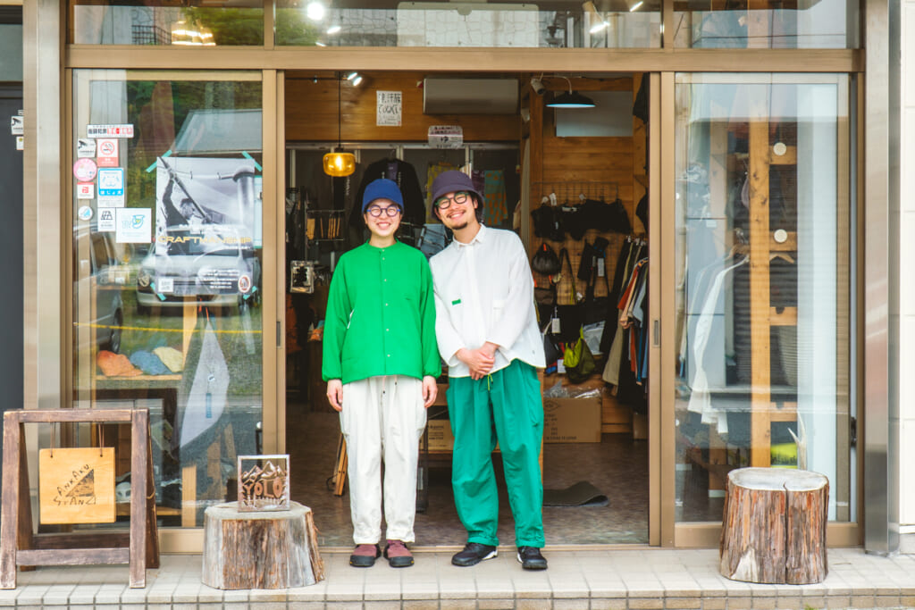 伊豆のアウトドアショップ「SANKAKUSTAND（サンカクスタンド）」の店主、もじゃさんとまるさん