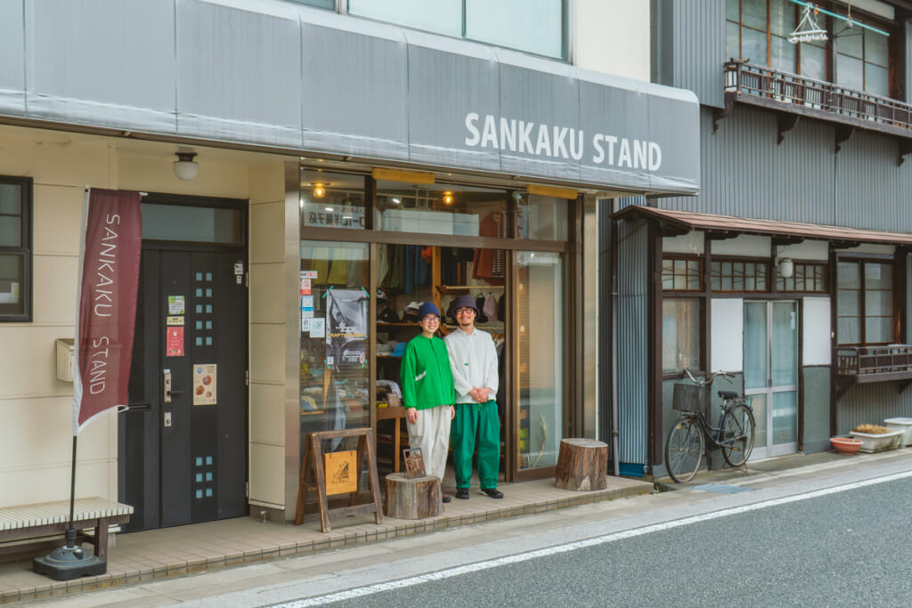 伊豆のアウトドアショップ「SANKAKUSTAND（サンカクスタンド）」の店主、もじゃさんとまるさん