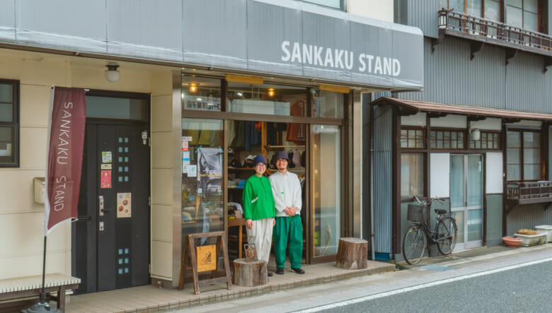 伊豆のアウトドアショップ「SANKAKUSTAND（サンカクスタンド）」の店主、もじゃさんとまるさん