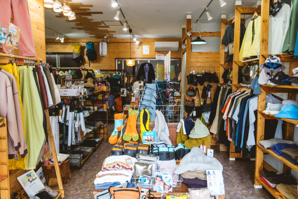 伊豆のアウトドアショップ「SANKAKUSTAND（サンカクスタンド）」の店内